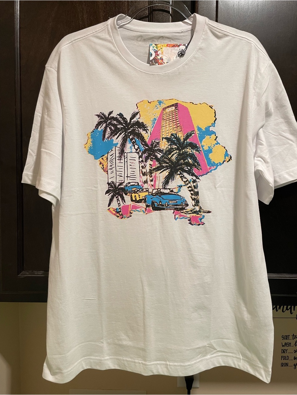 NWT Robert Graham “Tropical City” Tee Medium